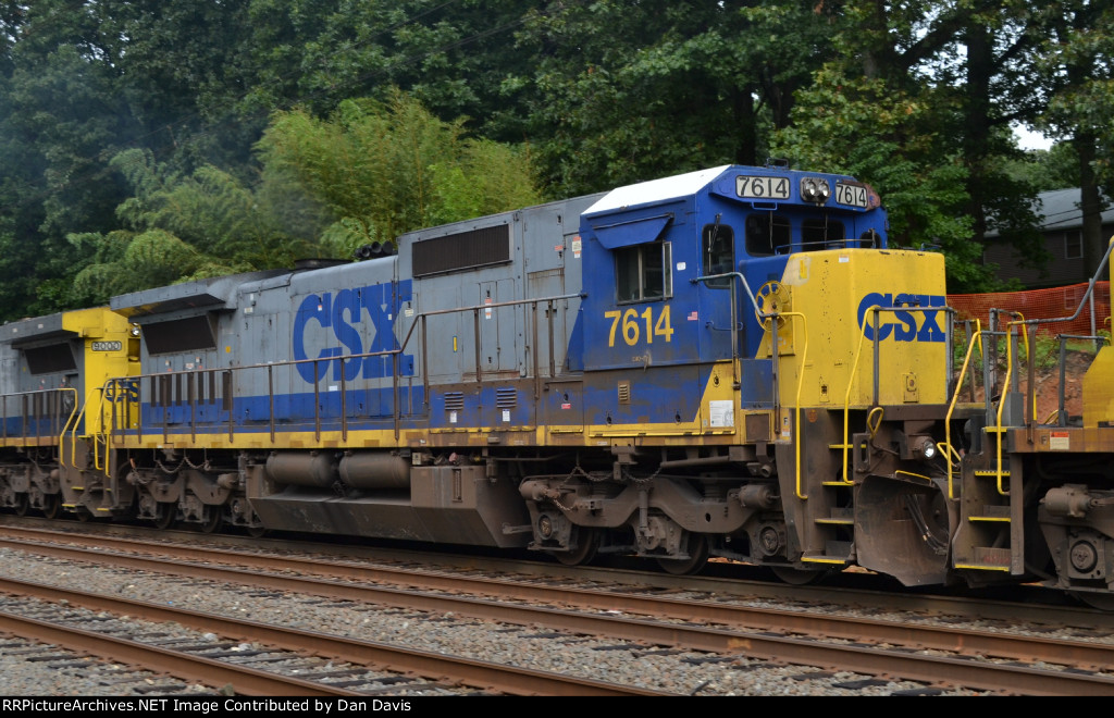 CSX C40-8 7614 on Q439-14
